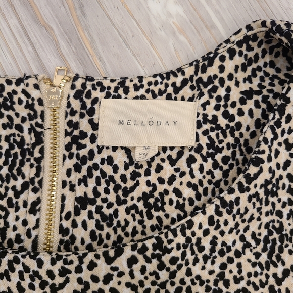 Melloday Animal Print Short Sleeved Blouse Size Medium 1/4 Zip Back - Picture 4 of 7